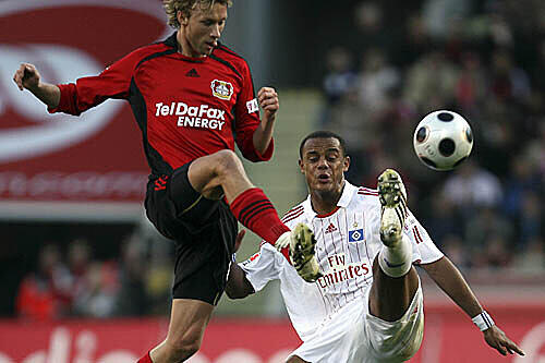 Leverkusens Simon Rolfes im Zweikampf mit Hamburgs Vincent Kompany.