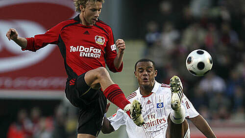 Leverkusens Simon Rolfes im Zweikampf mit Hamburgs Vincent Kompany. Leverkusens Simon Rolfes im Zweikampf mit Hamburgs Vincent Kompany.