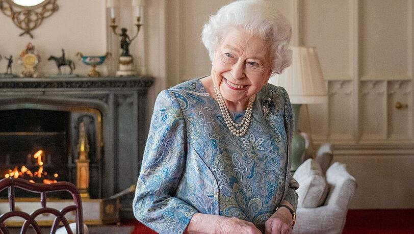 Die Queen hatte viel Sinn f&uuml;r Humor und kom&ouml;diantisches Gesp&uuml;r. Ab ihrem 60. Thronjubil&auml;um 2012 zeigte sie das immer mehr, verr&auml;t Privatsekret&auml;rin Samantha Cohen in "Die Queen und ich". Da habe Elizabeth II. einen Punkt erreicht, an dem sie auch mal etwas Verr&uuml;cktes machen konnte.