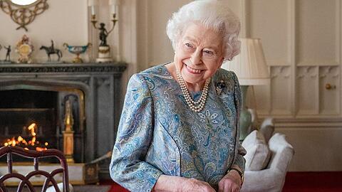 Die Queen hatte viel Sinn f&uuml;r Humor und kom&ouml;diantisches Gesp&uuml;r. Ab ihrem 60. Thronjubil&auml;um 2012 zeigte sie das immer mehr, verr&auml;t Privatsekret&auml;rin Samantha Cohen in "Die Queen und ich". Da habe Elizabeth II. einen Punkt erreicht, an dem sie auch mal etwas Verr&uuml;cktes machen konnte.