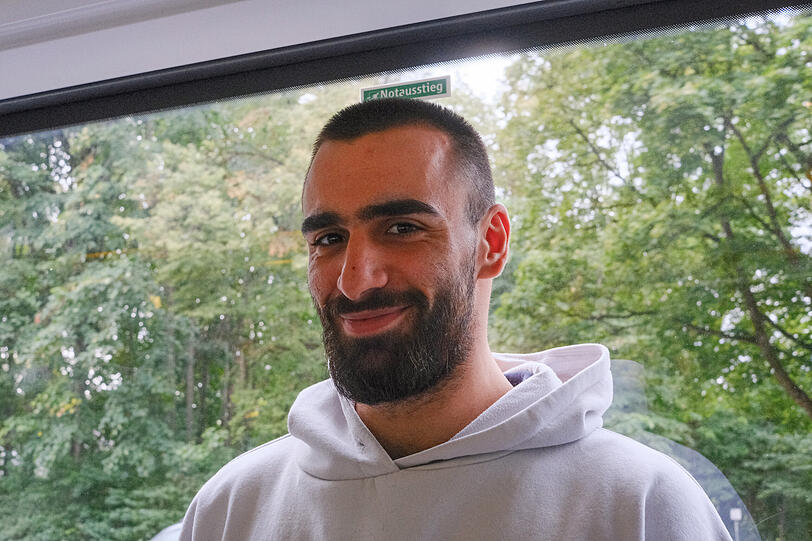 Abdullah f&auml;hrt regelm&auml;&szlig;ig mit der Linie 150. Er arbeitet als Pfleger und ist auf den Bus angewiesen.