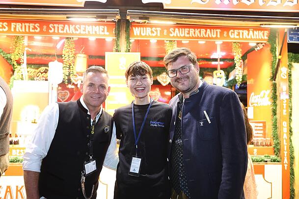 Standbetreiber Christian Schöttl mit dem Reinigungs-Beauftragten und CSU-Stadtrat Kriesel an der Bude. Standbetreiber Christian Schöttl mit dem Reinigungs-Beauftragten und CSU-Stadtrat Kriesel an der Bude.