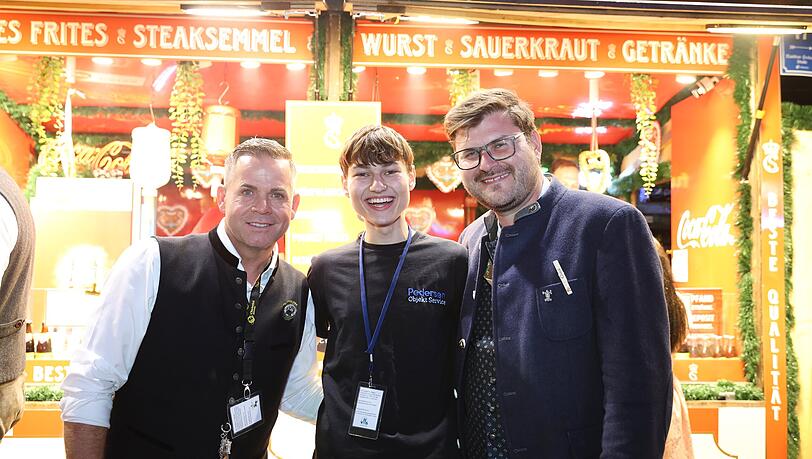 Standbetreiber Christian Schöttl mit dem Reinigungs-Beauftragten und CSU-Stadtrat Kriesel an der Bude. Standbetreiber Christian Schöttl mit dem Reinigungs-Beauftragten und CSU-Stadtrat Kriesel an der Bude.