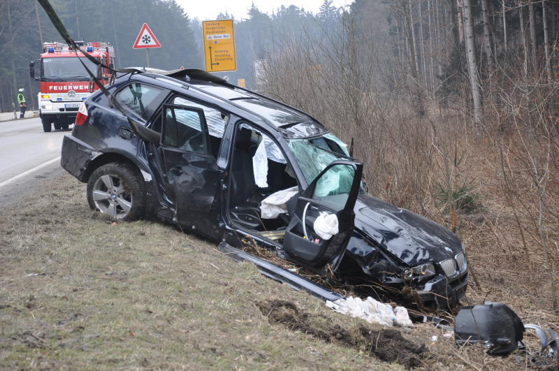 Aus bisher ungeklärten Umständen ist eine Fahrerin mit ihrem Auto von der Straße abgekommen. Der Wagen hat sich überschlagen und ist im Graben gelandet. Die Fahrerin wurde mit Verletzungen in eine nahegelegenes Krankenhaus gebracht.