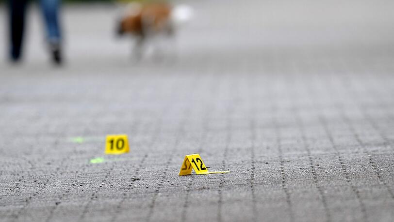 Grausam: Obwohl Passanten zu Hilfe eilten, konnten sie den Mörder nicht aufhalten: Er erstach den neuen Freund seiner Ex und flüchtete. Grausam: Obwohl Passanten zu Hilfe eilten, konnten sie den Mörder nicht aufhalten: Er erstach den neuen Freund seiner Ex und flüchtete.