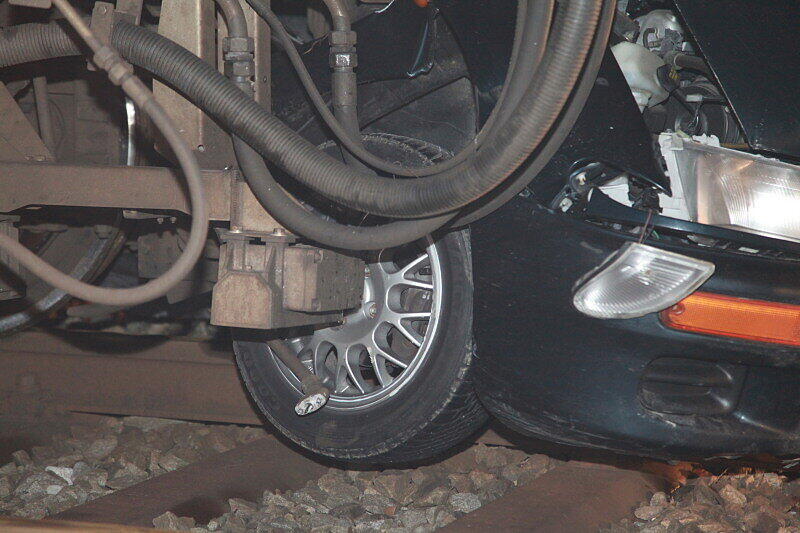 Am Bahnübergang an 
der Kreuzstraße rammt eine S-Bahn den Wagen eines Fahranfängers und schleift ihn 200 Meter mit. Unglaublich: der Fahrer konnte das Wrack mit mehreren Knochenbrüchen, aber immerhin aus eigener Kraft verlassen.