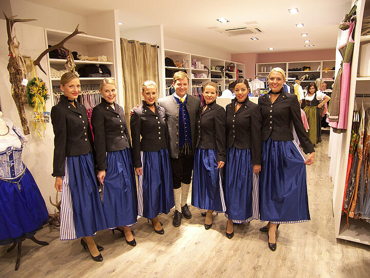 In Lufthansa Flügen nach New York, Charlotte und Bangkok dürfen sich die Fluggäste zur Wiesn Zeit auf ein besonderes Schmankerl freuen: Die Lufthansa Crew in der neuen Trachtenkollektion von Angermaier.