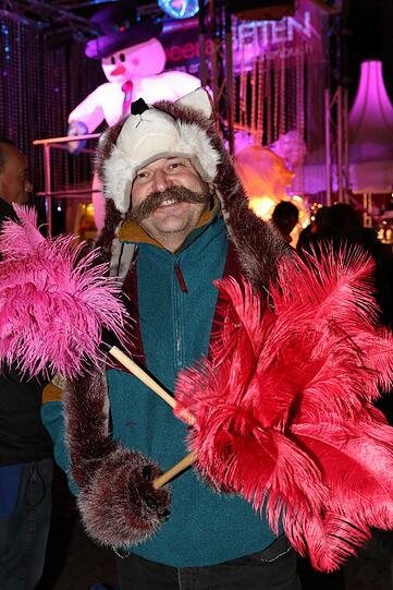 Nikolaus mal anders: Walter W. Arndt hat sich warm eingepackt für den "Pink Christmas", den Weihnachtsmarkt auf dem Stephansplatz.