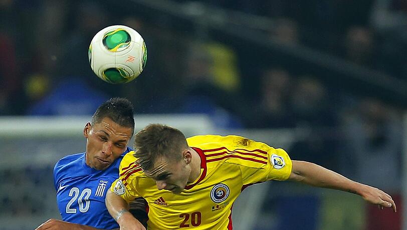 Voller Einsatz beim Kopfball: José Holebas. Voller Einsatz beim Kopfball: José Holebas.