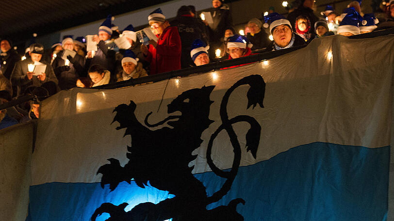 Eine Weihnacht ganz in Blau: Sechzig-Fans beim traditionellen Adventssingen im Grünwalder Stadion. Die Bilder zum Durchklicken.