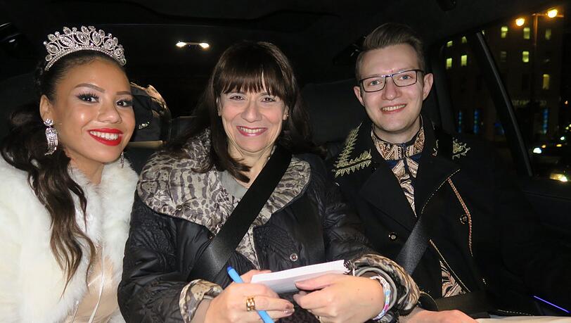 Die Zeit drängt, also geht’s mit dem Interview im Prinzenauto weiter: das Prinzenpaar mit AZ-Reporterin Annette Baronikians. Die Zeit drängt, also geht’s mit dem Interview im Prinzenauto weiter: das Prinzenpaar mit AZ-Reporterin Annette Baronikians.
