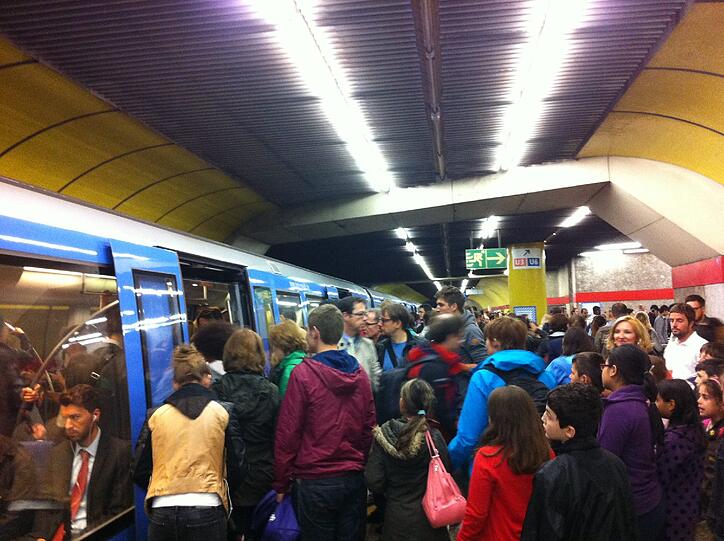 Bitte nicht mehr einsteigen: Die Bahn war spätestens am Sendlinger Tor voll.