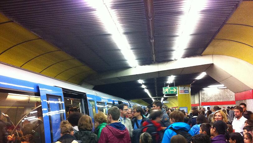 Bitte nicht mehr einsteigen: Die Bahn war spätestens am Sendlinger Tor voll. Bitte nicht mehr einsteigen: Die Bahn war spätestens am Sendlinger Tor voll.
