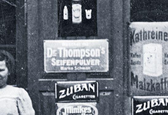 Dr. Thompson's Seifenpulver: Der reiselustige Stuttgarter Ernst Wilhelm von Sieglin besucht Ägypten und Chemievorlesungen in London. 1877 beginnt er mit seinen Kenntnissen, Seifenpulver zu produzieren und geschickt als "Dr. Thompson's Seifenpulver" zu vermarkten. 1933 kauft Fritz Henkel alle Anteile. Heute erinnert an das Seifenpulver nur noch eine In-Location in Düsseldorf: Wo damals das Pulver hergestellt wurde, kann man heute möglichst seifenfreie Drinks schlürfen.