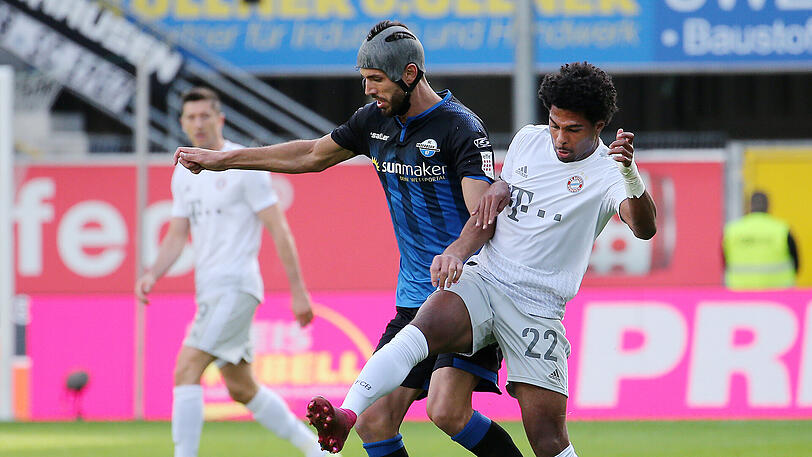Serge Gnabry (re.) im Zweikampf mit Klaus Gjasula (li.).