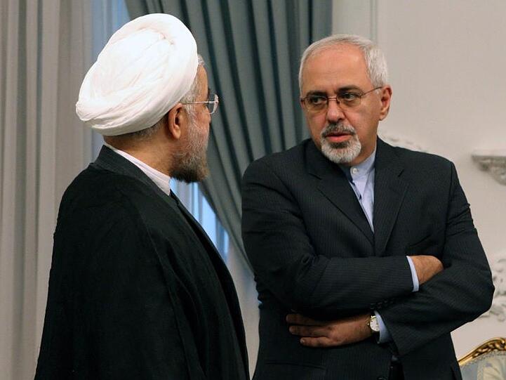 Der iranische Präsident Hassan Ruhani (l) will den Rücktritt seines Außenministers Mohamed Dschawad Sarif (r) offenbar nicht akzeptieren.