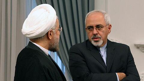 Der iranische Präsident Hassan Ruhani (l) will den Rücktritt seines Außenministers Mohamed Dschawad Sarif (r) offenbar nicht akzeptieren.