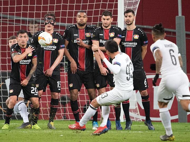 Magomed Suleymanov von Krasnodar erzielt das 1:0 an der Leverkusener Mauer vorbei.