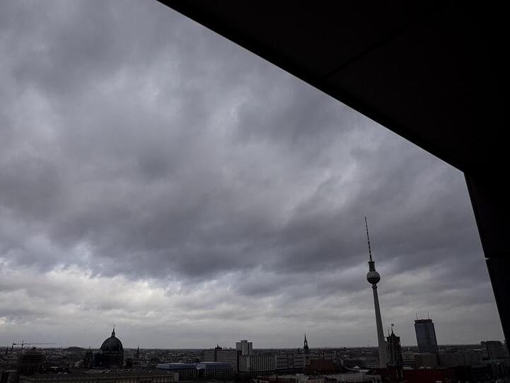 Der Berliner Fernsehturm vor einem wolkenverhangenem Himmel.