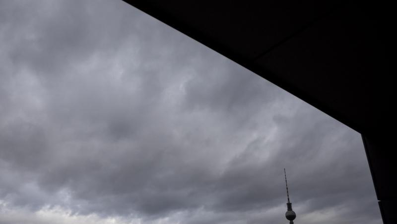 Der Berliner Fernsehturm vor einem wolkenverhangenem Himmel.