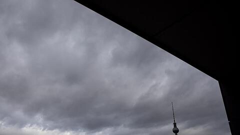 Der Berliner Fernsehturm vor einem wolkenverhangenem Himmel.