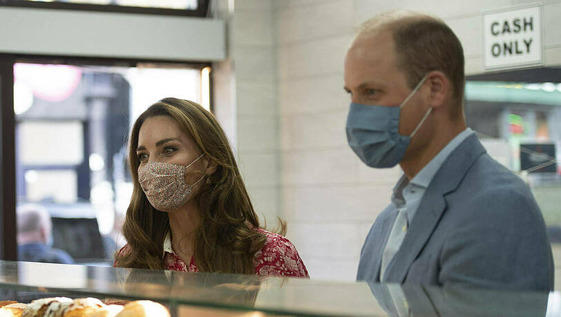Herzogin Kate und Prinz William haben offensichtlich Spaß am Backen gefunden. Herzogin Kate und Prinz William haben offensichtlich Spaß am Backen gefunden.