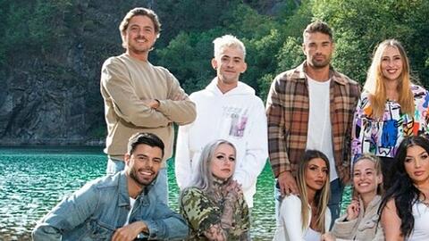 Dominic Smith, ganz links stehend, mit den Teilnehmern der Sendung "Couple Challenge". Die Show wurde 2020 ausgestrahlt.