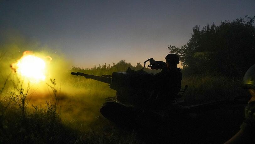 Ukrainische Soldaten feuern aus einem Flugabwehrgeschütz auf russische Stellungen in der Region Charkiw.