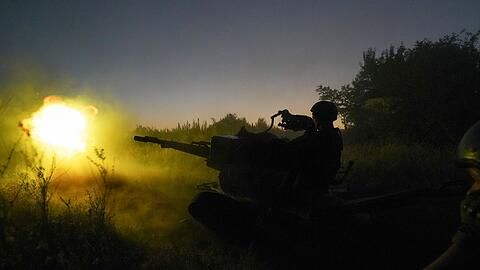 Ukrainische Soldaten feuern aus einem Flugabwehrgeschütz auf russische Stellungen in der Region Charkiw.
