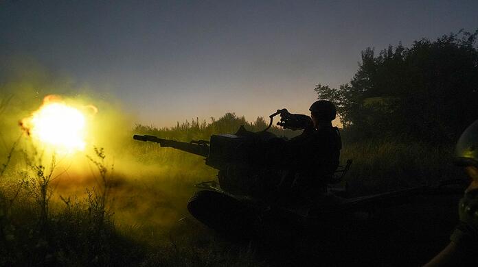 Ukrainische Soldaten feuern aus einem Flugabwehrgeschütz auf russische Stellungen in der Region Charkiw.