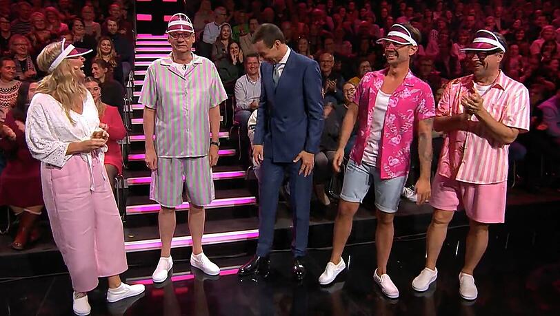 Barbie- und Ken-Outfits für die Kandidaten: Günther Jauch hält sich nicht an das von Ehefrau Thea auferlegte Kurze-Hosen-Verbot