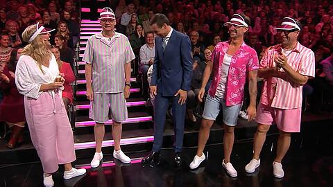 Barbie- und Ken-Outfits für die Kandidaten: Günther Jauch hält sich nicht an das von Ehefrau Thea auferlegte Kurze-Hosen-Verbot