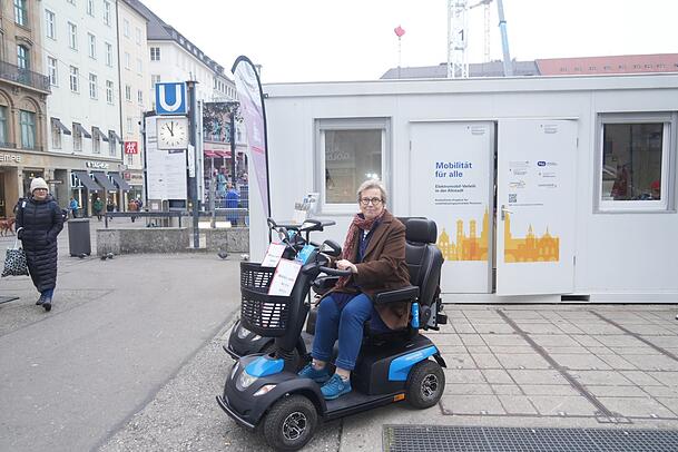 Bislang kann man am Marienhof nur diese sperrigen Elektromobile kostenlos ausleihen. Die Grünen-Stadträtin Sofie Langmeier fordert, dass die Stadt hier künftig auch zwei wendige Laufräder zum Ausleihen anschafft. Bislang kann man am Marienhof nur diese sperrigen Elektromobile kostenlos ausleihen. Die Grünen-Stadträtin Sofie Langmeier fordert, dass die Stadt hier künftig auch zwei wendige Laufräder zum Ausleihen anschafft.