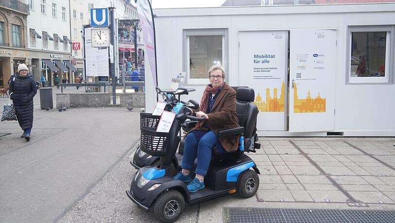 Bislang kann man am Marienhof nur diese sperrigen Elektromobile kostenlos ausleihen. Die Grünen-Stadträtin Sofie Langmeier fordert, dass die Stadt hier künftig auch zwei wendige Laufräder zum Ausleihen anschafft. Bislang kann man am Marienhof nur diese sperrigen Elektromobile kostenlos ausleihen. Die Grünen-Stadträtin Sofie Langmeier fordert, dass die Stadt hier künftig auch zwei wendige Laufräder zum Ausleihen anschafft.