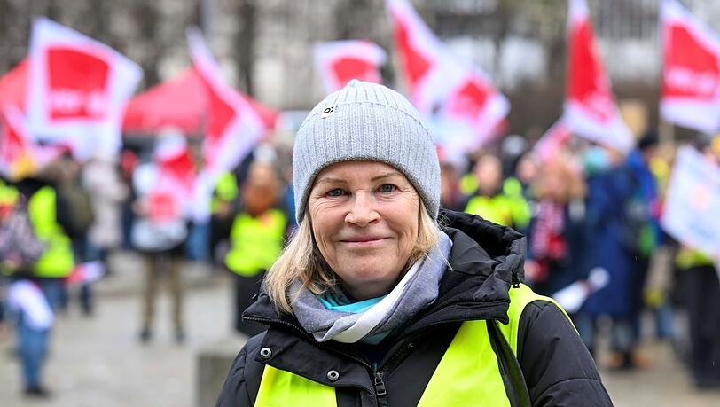Claudia Weber, die Chefin von Verdi München: Hier steht sie kurz vor der Wahnsinnstat noch in Streiklaune am Königsplatz, im Hintergrund die bereits versammelten Mitarbeiter und Mitarbeiterinnen des öffentlichen Dienstes. Minuten später kam die Nachricht, ein Auto sei in den noch fehlenden Demozug gerast. Weber brach umgehend die Versammlung ab. Claudia Weber, die Chefin von Verdi München: Hier steht sie kurz vor der Wahnsinnstat noch in Streiklaune am Königsplatz, im Hintergrund die bereits versammelten Mitarbeiter und Mitarbeiterinnen des öffentlichen Dienstes. Minuten später kam die Nachricht, ein Auto sei in den noch fehlenden Demozug gerast. Weber brach umgehend die Versammlung ab.