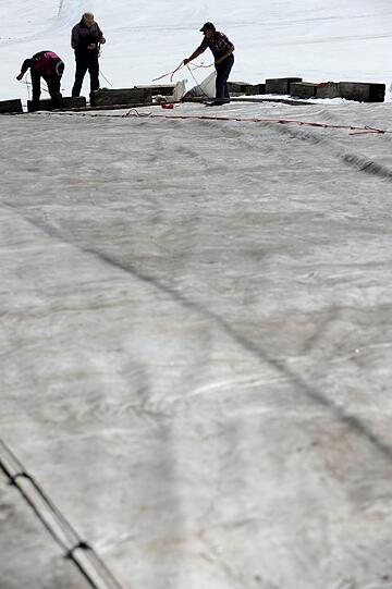 Rettungsaktion für die Zugspitze: Arbeiter decken den Gletscher mit Planen ab.