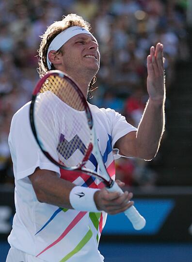 Schläger-Schmeißen und wilde Diskussionen mit dem Schiedsrichter: Nach seiner knappen Niederlage gegen Marathon-Mann John Isner rastet David Nalbandian aus. Die Bilder!