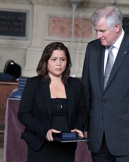 Fabricia Dankert nahm die Medaille für ihren verstorbenen Mann entgegen.