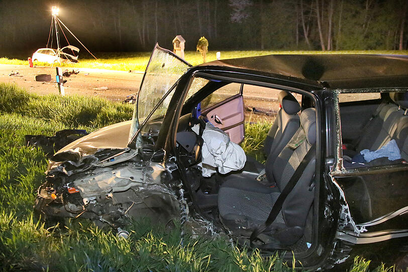 Eine Person stirbt bei der Kolision der beiden Fahrzeuge noch am Unfallort.