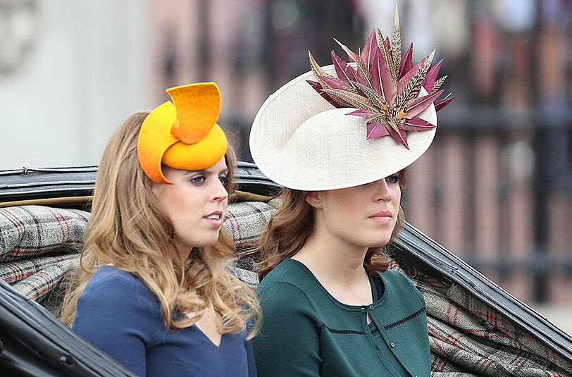 Mit einer farbenprächtigen Militärparade im Herzen Londons feiert Großbritannien den 90. Geburtstag von Königin Elizabeth II. Eine der Wachen verließen dabei die Kräfte - er kollabierte. Die Bilder...