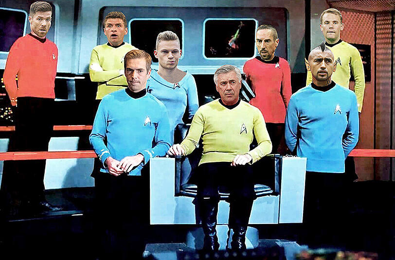 Captain Carlo (4.v.r.) und seine Crew: Xabi Alonso als Commander Scott, Navigator Thomas Müller, Philipp Lahm McCoy, Joshua Kimmich im Körper von Janice Rand, Franck &bdquo;Uhura&ldquo; Ribéry, Arturo Vidal-Spock und Manuel Neuer als Steuermann Hikaru Sulu (v.l.).