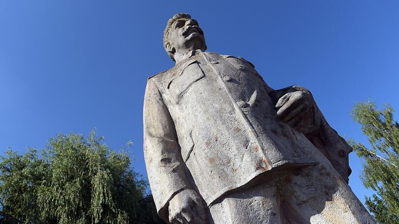 Zusammen mit zahlreichen anderen osteuropäischen Monumenten kam diese Statue in den 1990er Jahren in das bayerische Schwaben und sollte am 17.06.2017 versteigert werden.
