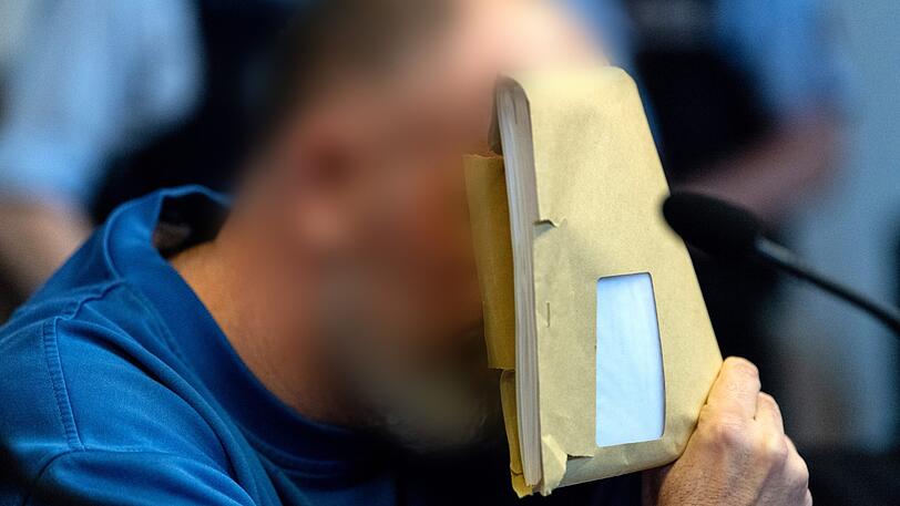 Der wegen Kindesmissbrauchs Angeklagte sitzt im Saal des Landgerichts. Nach dem jahrelangen Missbrauch eines Jungen begann der erste Prozess.