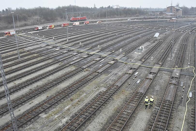 Der lange Schlauch wurde über zwanzig Gleise gespannt.