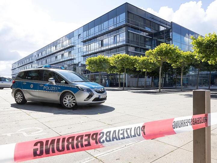 Ein Polizeiauto steht nach einer Bombendrohung vor dem Justizzentrum Erfurt.