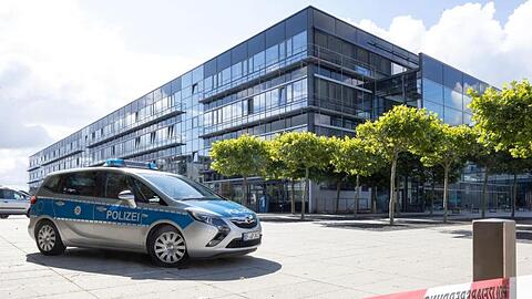 Ein Polizeiauto steht nach einer Bombendrohung vor dem Justizzentrum Erfurt.