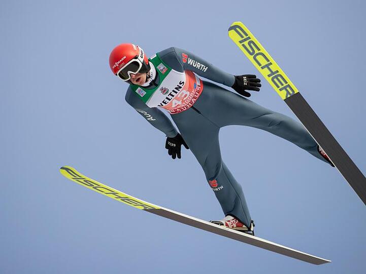 Richard Freitag, Skispringer aus Deutschland, springt beim Training. Foto: Daniel Karmann/dpa/Archivbild