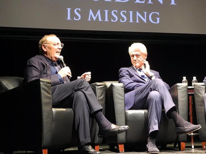 Autor James Patterson (l.) und Bill Clinton bei der Buchvorstellung des Krimis "The President Is Missing" 2018 in Nw York.