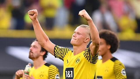 Der Dortmunder Erling Haaland jubelt nach dem Heimsieg am ersten Bundesliga-Spieltag mit den Fans.