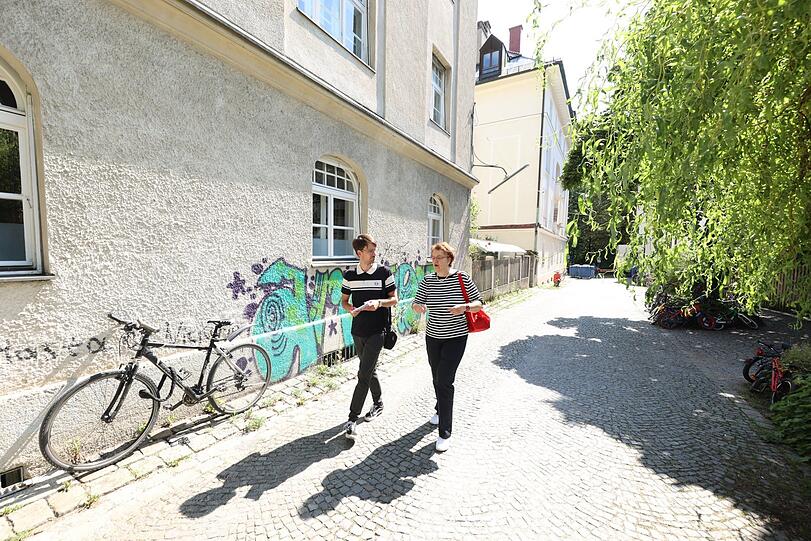 "Hier kann kein Normalsterblicher mehr wohnen": Christine Strobl beim Spaziergang mit AZ-Lokalchef Felix Müller am Alten Südfriedhof.